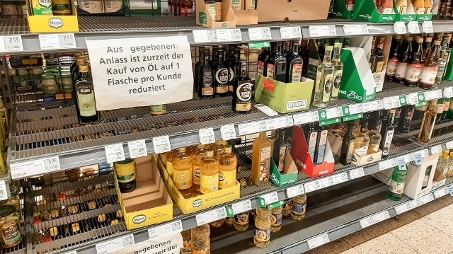 Ein halbleeres regal in einem hamburger supermarkt solche bilder koennte es im winter haeufiger geben